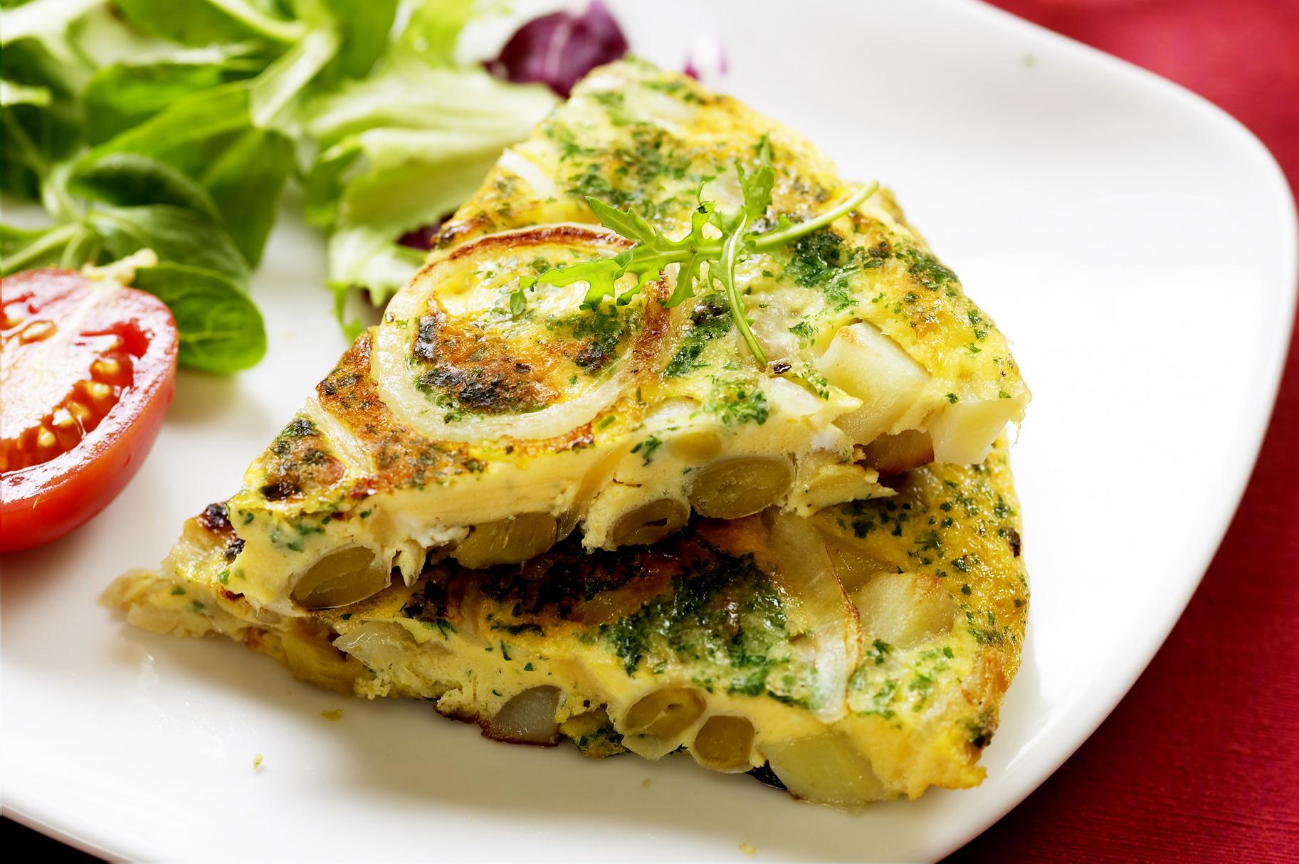 Spaanse omelet met uien en tuinbonen